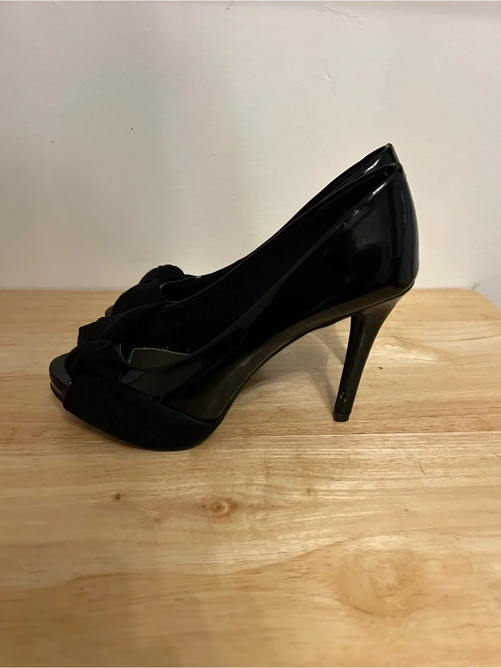 FIONI Clothing Black Peep-Toe Knot Front Heels